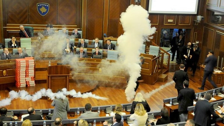 В парламенте Косово применили слезоточивый газ, чтобы сорвать заседание