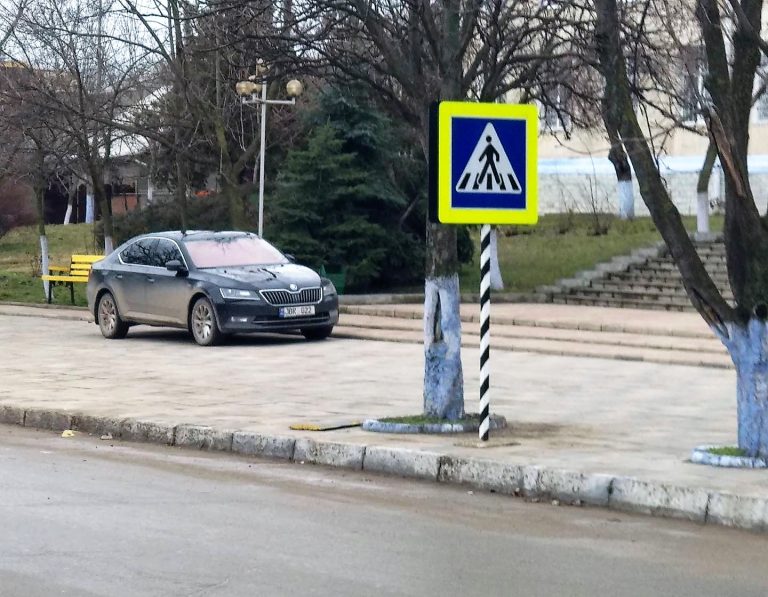 Правила не для всех? Служебное авто башкана припарковано посреди тротуара в центре Комрата