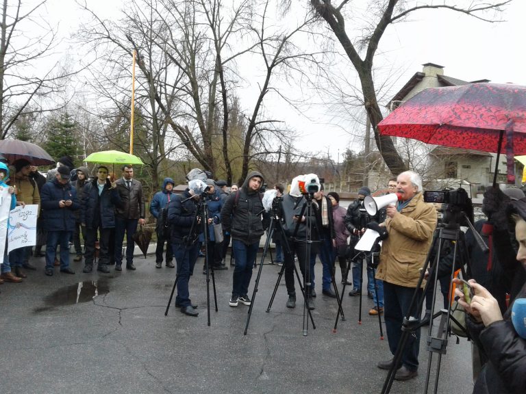 Акция протеста у посольства Украины в Кишиневе: Плахотнюк и Порошенко, Днестр — не ваш! /ФОТО/