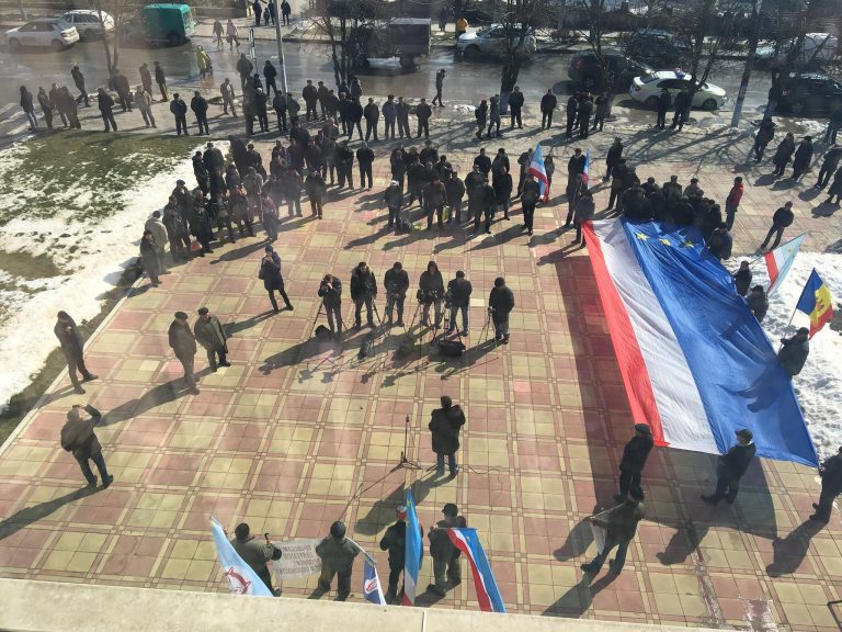 В Комрате проходит митинг против «унири»: Собралось менее 100 протестующих