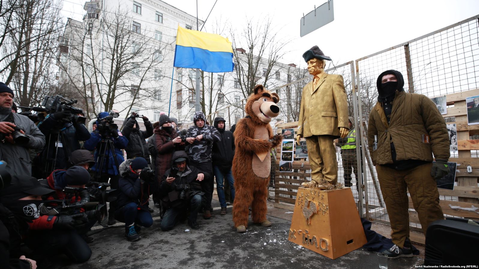 памятник путину в чехии перед посольством фото