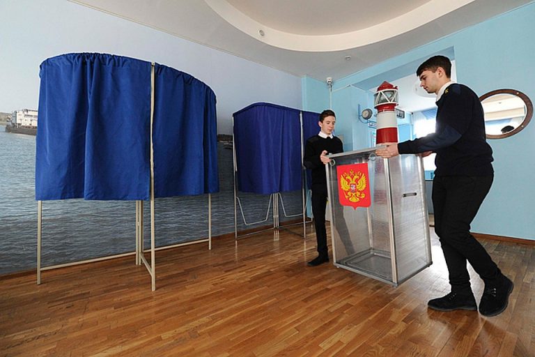 Выборы президента России. В выборах участвуют 8 кандидатов, среди которых и Владимир Путин