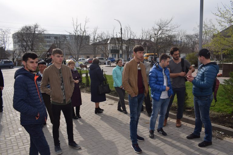 «Мы пришли сюда по рекомендации работодателя». Как прошла акция протеста перед зданием ОК GRT?