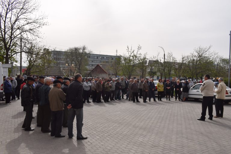 Очередной митинг перед зданием ОК GRT: Протестующие призывают дождаться решения суда по роспуску предыдущего НС