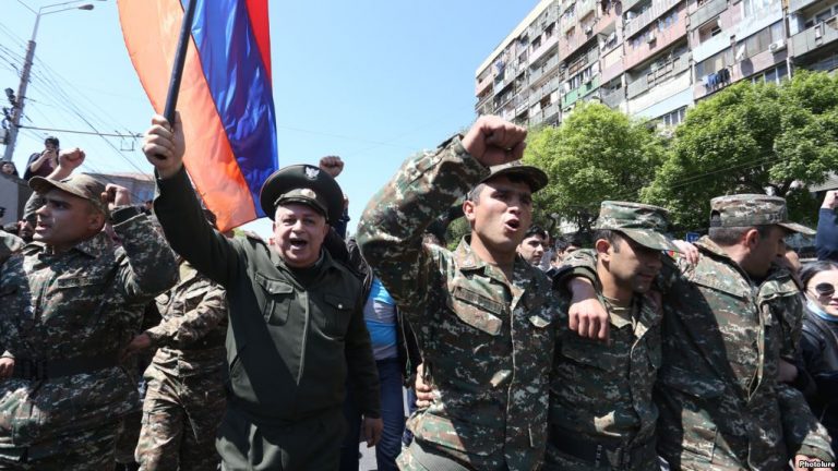 К протестующим в Армении присоединились военные