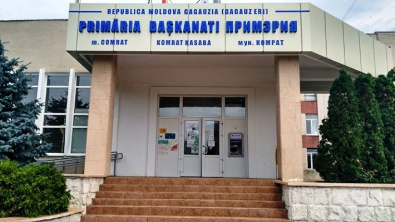 В Комрате много лет подряды на ремонт дорог и зданий выигрывают одни и те же фирмы. Почему примария их выбирает?