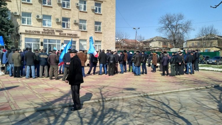 Проведение митингов и собраний запрещается