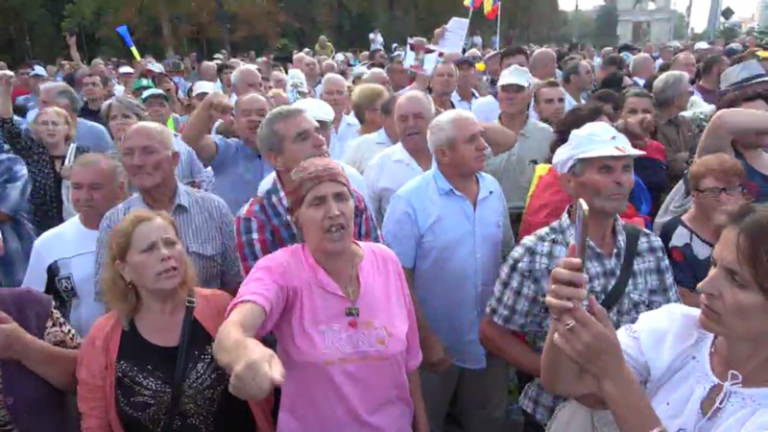 /LIVE VIDEO/ Протест ACUM продолжается. Протестующие, которых вытеснили с памятника Штефана чел Маре собрались в сквере Кафедрального Собора