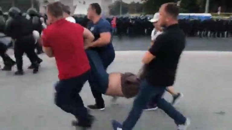 (ФОТО/ВИДЕО) Полиция применила силу в отношении протестующих у памятника Штефана чел Маре