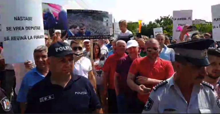 Протест на протест. В Яловенах организовали протест против движения сопротивления ACUM