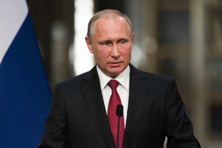 Путин после признания независимости самопровозглашенных ДНР и ЛНР вводит войска в Донбасс