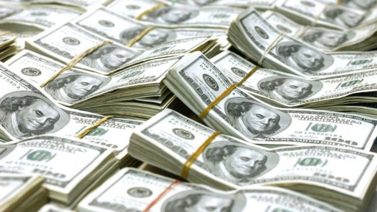 США и ЕС прекратили поставлять в Россию доллары и евро наличными