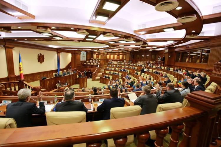 В парламенте освободились еще два места