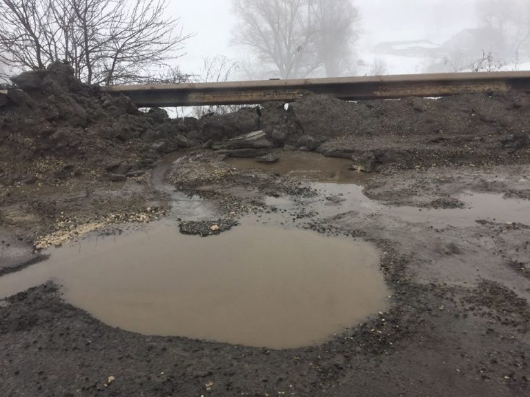 (Фото/Видео) Вместе со снегом «расстаял» и асфальт. Как выглядят дороги в Молдове в настоящее время