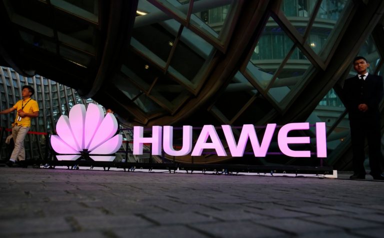 Huawei остановил продажи в России