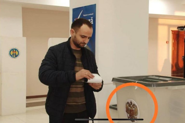 Демпартия подала жалобу в ЦИК из-за использования в Комрате урны для голосования с гербом России