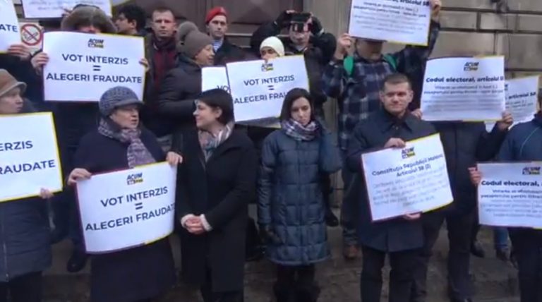 (Видео) «Запрет на голосование -фальсифицированные выборы.” Протест блока ACUM перед зданием ЦИК