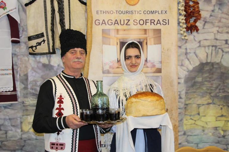 (Фото/Видео) Вино и закуски под народную музыку: Как гагаузы презентовали свой национальный колорит в Кишиневе