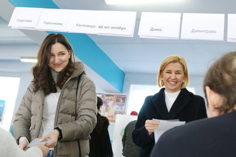 (ФОТО) Башкан Гагаузии проголосовала вместе с дочерью