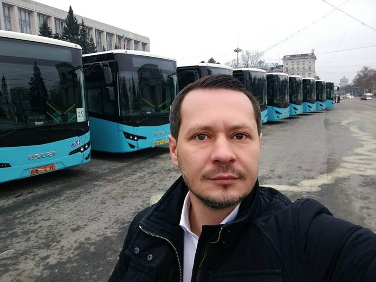 Автобусы, приобретенные мэрией Кишинева, будут стоять на площади до выборов в Парламент