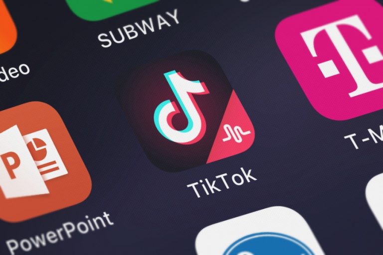 (ВИДЕО) В погоне за лайками в TikTok, несовершеннолетняя из Бельц чуть не лишилась жизни в аварии