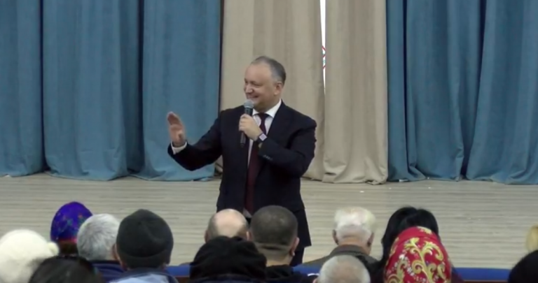 (Видео) «Отключите микрофон!». Как в Комрате Игорь Додон не дал договорить двум жителям, обещав ответить на все вопросы