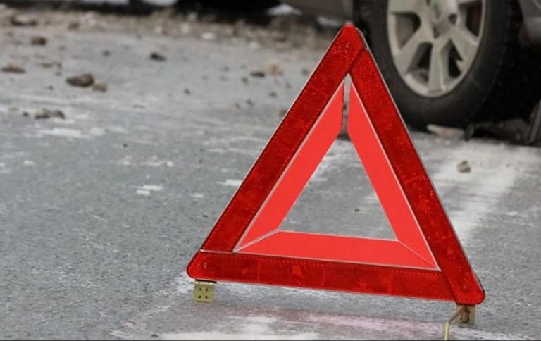Мужчина умер в машине скорой помощи после серьезной аварии в Фалештах