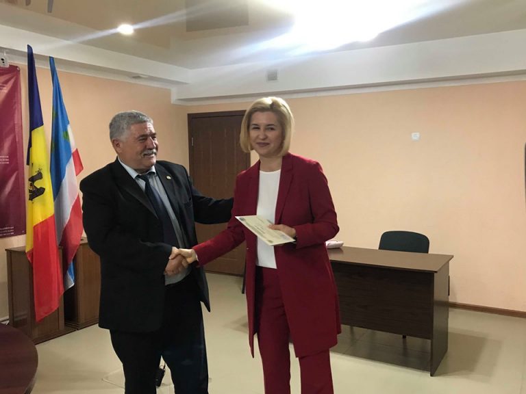 (Фото) Ирина Влах получила сертификат, подтверждающий владение гагаузским языком