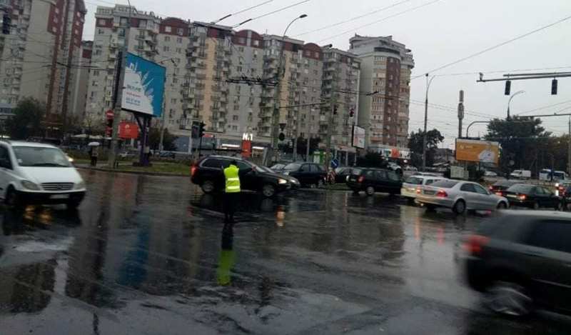 В последующие дни телефон надрывался не замолкал ни на минуту олицетворение