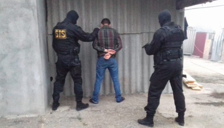 (Видео) Оружие и фото радикального характера:  Подробности по делу о наркоторговле, в которой фигурируют студенты
