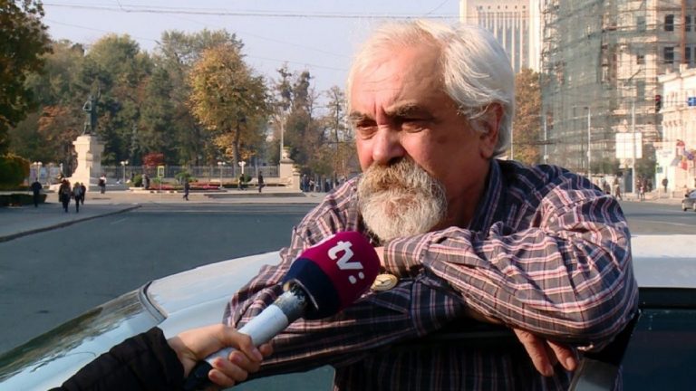 (Видео) Мужчина провел одиночную акцию у здания правительства против действий врачей Онкологического центра. Он объявил голодовку