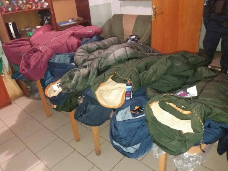 Мужчина пытался перевезти в поезде „Черновцы — Ларга” несколько сумок с куртками. Весь товар конфисковали