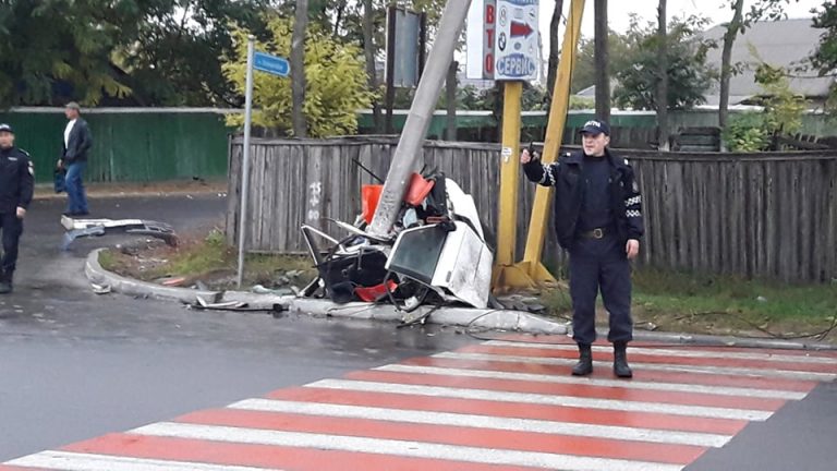 В Кагуле машину разорвало после удара об столб. Одну из частей отбросило на 10 метров