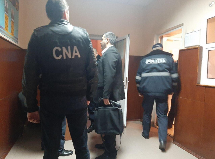 Задержан полицейский из Чимишлии. Он обещал скрыть факт домашнего насилия за денежное вознаграждение