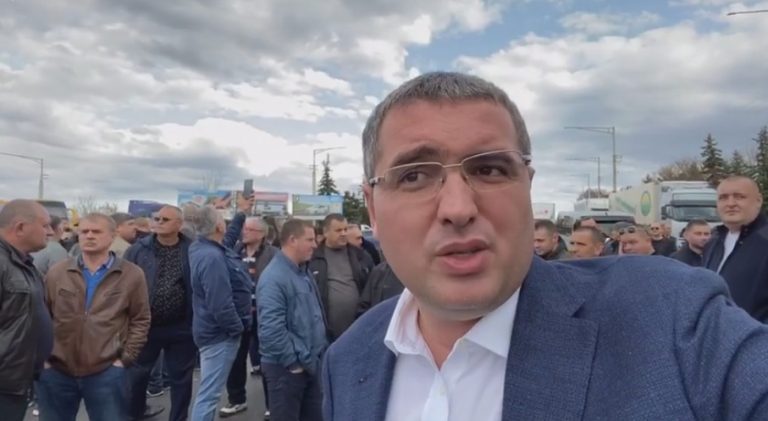 (Видео) Перевозчики заблокировали трассу Кишинев-Бельцы, требуя разрешения на перевозку товара в Россию. Как там появился Усатый?