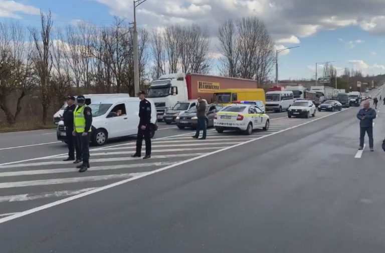 Перевозчики вновь перекрыли дорогу на выезде из Бельц в сторону Кишинёва