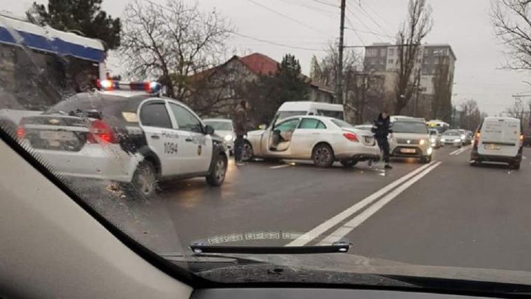 В Кишиневе произошла авария с участием нескольких машин. От удара один из автомобилей выбросило на заправку