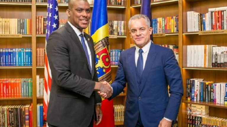 Что посол США сказал Плахотнюку перед его бегством из Молдовы? Дерек Хоган рассказал, какими будут действия США при запросе об экстрадиции бывшего лидера ДПМ