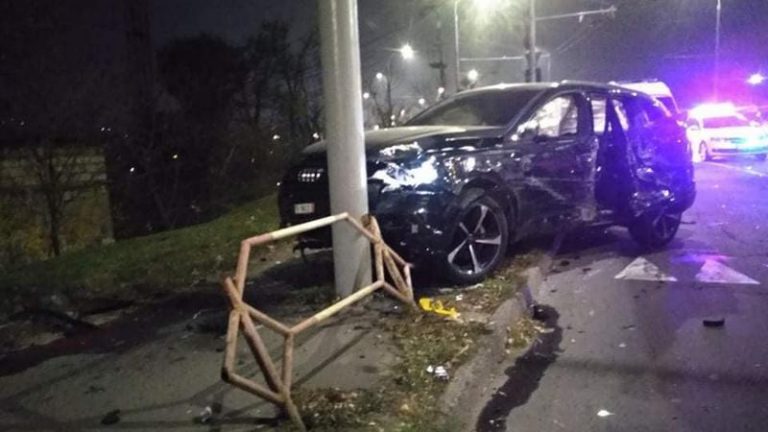 В Кишиневе произошла авария с участием AUDI Q7, BMW и троллейбуса