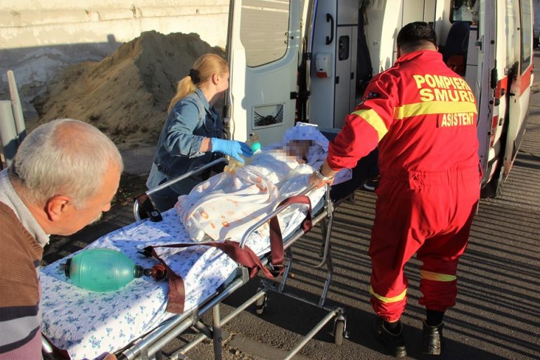 (Фото) На 9-месячного ребенка упала кастрюля с кипящей водой. Экипаж SMURD доставил пациента в Кишинев