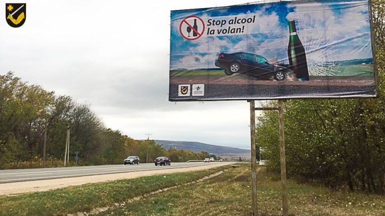 (Фото) Алкоголь убивает! На дорогах Молдовы появляются новые баннеры, заставляющие задуматься