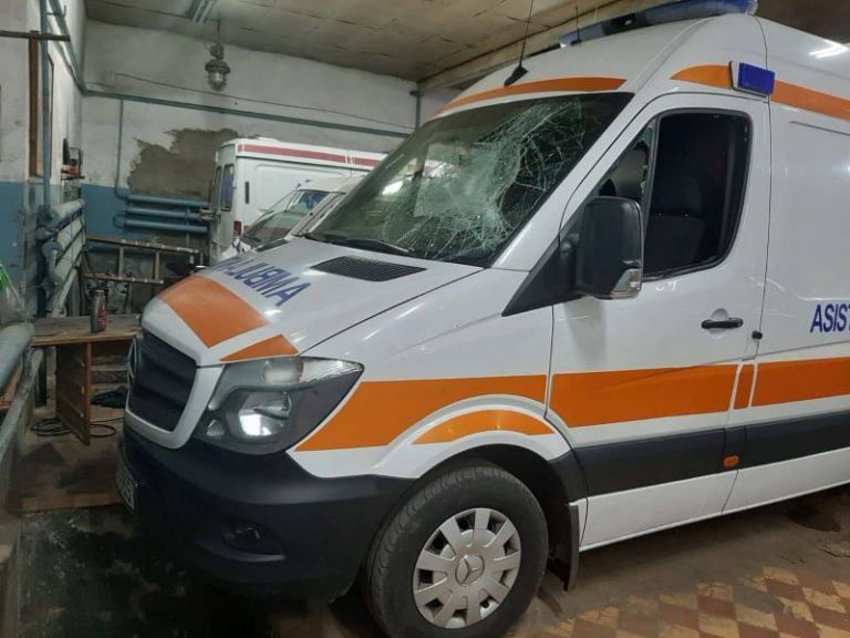 (фото) Нападение на машину скорой помощи в столице