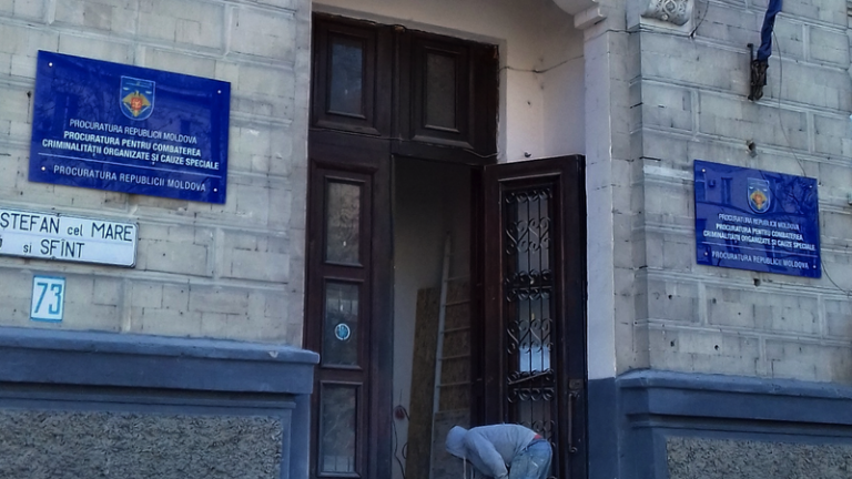 «Хотел отомстить государственным учреждениям». Мужчина разбил окно в прокуратуре по особым делам, а затем и в магазине