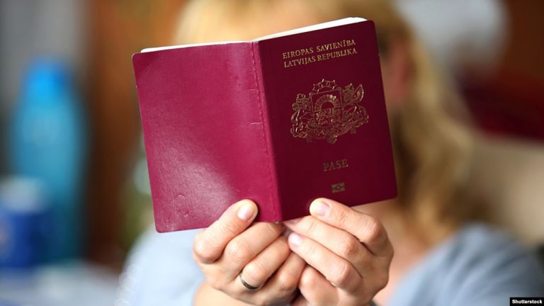 C 2020 года в Латвии будут выдавать гражданство родившимся в стране детям иностранных граждан