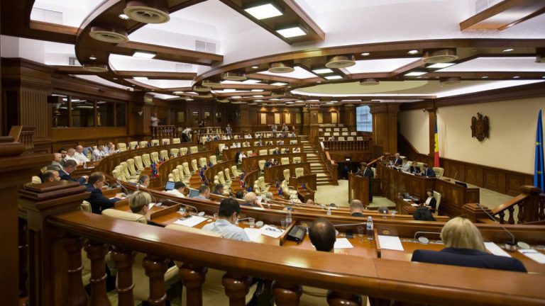 Депутаты блока ACUM подадут вотум недоверия министру обороны. В чем причина