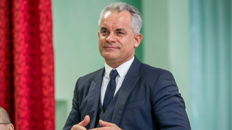 Кто принял решение о предоставлении документов Плахотнюку на другое имя