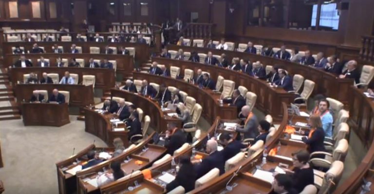 Гречаный отключила микрофон во время речи Михаила Попшой, когда он зачитывал текст вотума недоверия министру обороны