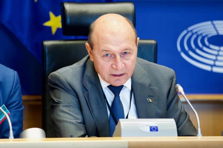 Бэсеску в Европарламенте: ACUM и ДПМ обязаны сформировать правительство и переориентировать страну на Запад