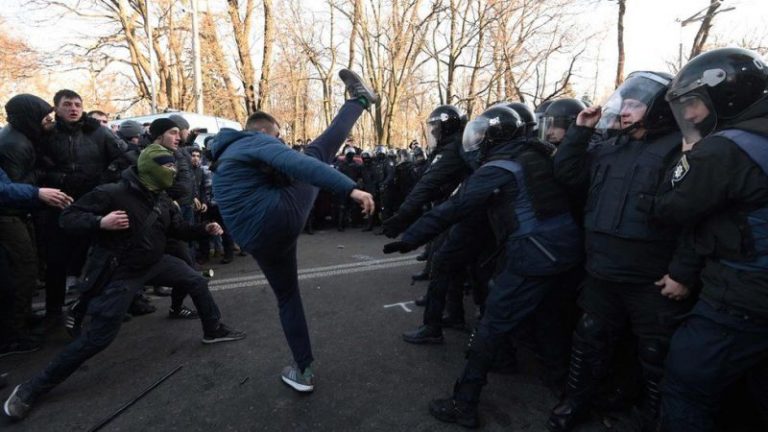 В Киеве проходят акции протеста против закона о торговле сельхозземлями. Протестующие закидывают полицейских камнями