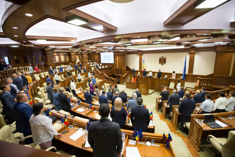 (video) Депутаты от партии DA предлагают ввести мораторий на «закон о миллиарде» до возмещения украденных денег